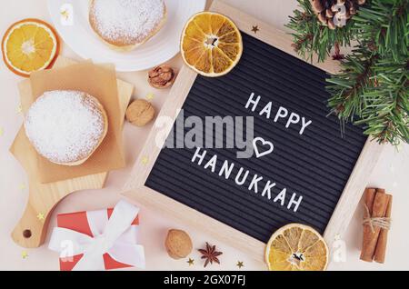 Jüdischer Feiertag Chanukka. Festliche Komposition mit traditionellen Sufganiyot-Donuts Stockfoto