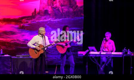 (L-R) Justin Hayward, Mike Dawes und Julie Ragins treten am 2. Oktober 2021 im Paramount in Huntington, New York, auf. Stockfoto