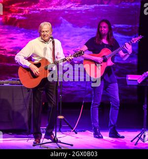 Justin Hayward (L) und Mike Dawes treten am 2. Oktober 2021 im Paramount in Huntington, New York, auf. Stockfoto