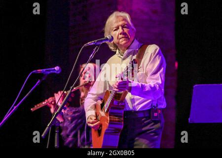 Justin Hayward (R) und Karmen Gould treten am 2. Oktober 2021 im Paramount in Huntington, New York, auf. Stockfoto