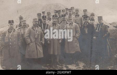 Seltenes Original-Foto über viele Soldaten. Dieses Bild ist zurück, es gibt einige Informationen darüber. Das Bild wurde während des Ersten Weltkriegs, des Ersten Weltkriegs, vor oder kurz nach den Schlachten des Isonzo (so superselten) zwischen den österreichisch-ungarischen und italienischen Armeen im Ersten Weltkrieg gedreht.das Gebiet gehört zu Slowenien, der Rest in Italien entlang des Isonzo-Flusses. Das sind ungarische Soldaten. Quelle: Original-Fotokarte. Stockfoto