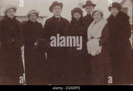 Familienzusammenbau Anlass. Auf dem Foto aus den 1920er Jahren sind sehr gut gekleidete Damen und getlemen zu sehen. Damen tragen Pelzmäntel Hüte und Handwärmer. Sie sind Mitglied der High Society. Quelle: Originalfoto Stockfoto