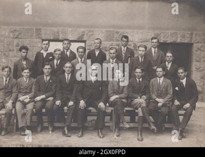 Auf diesem Foto ist ein superseltenes Vintage-Foto aus den 1930er Jahren zu sehen. Sie sind etwa 14-15 Jahre alt. Der Lehrer (der sehr würdevolle Person ist, die auf einem Auge blind ist) hat nur ein Auge. Er ist ein monokularer oder einäugiger Mensch, der einen Orden an Tapferkeit oder einen ungarischen Orden der Vitez-Medaille erhalten hat. Diese Medaille war beim Horthys Regime in Ungarn recht ehrenhaft. Zeitraum: 1930er Jahre Quelle: Originalfoto Stockfoto