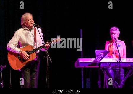 2. Oktober 2021, Huntington, New York, USA: Justin Hayward (L) von den Moody Blues und Julie Ragins treten am 2. Oktober 2021 im Paramount in Huntington, New York, auf. (Bild: © Debby Wong/ZUMA Press Wire) Stockfoto