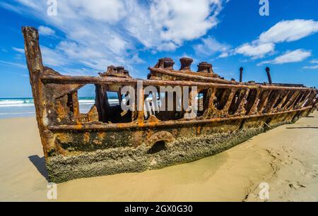 Wrack der S.S.Maheno, wurde der Ozeandampfer am 9. Juli 1935 während eines starken Wirbelsturms, der Fraser Coast Region, an der Ostküste von Fraser Island abgeworfen Stockfoto