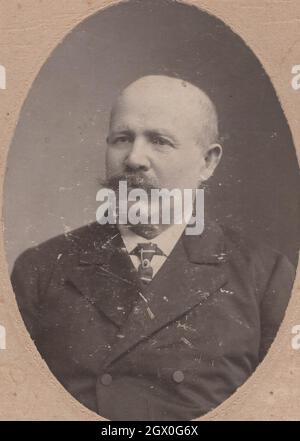 Original antike CDV Carte de Visite Serie 8. : alter Mann mit Kugelkopf und großem, alten Schnurrbart-Stil aus den 1890er Jahren. Quelle: Originalfoto Stockfoto