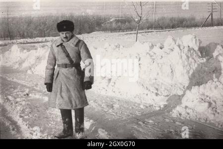 Vintage / Retro Armee / Militär Schnee Serie 1. Ein Soldat steht in der Winteruniform in den 1950er bis 1960er Jahren im Schneesturm. Er kommt aus Osteuropa, möglicherweise aus Ungarn. Quelle: Originalfoto Stockfoto