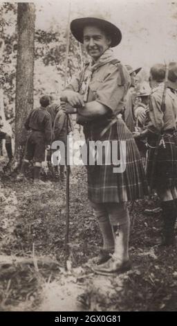 Extra super seltenes Originalfoto über einen jungen Pfadfinder aus den 1910er oder frühen 1920er Jahren. schottische Pfadfinderuniform (Kilt). Quelle: Originalfoto Stockfoto