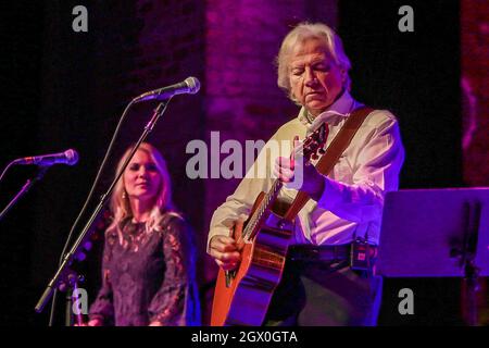 2. Oktober 2021, Huntington, New York, USA: Karmen Gould (L) und Justin Hayward von den Moody Blues treten am 2. Oktober 2021 im Paramount in Huntington, New York, auf. (Bild: © Debby Wong/ZUMA Press Wire) Stockfoto