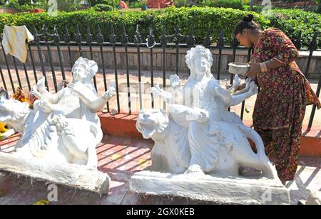 Jaipur, Rajasthan, Indien, 3. Oktober 2021: Ein Künstler bereitet ein Idol der Göttin Durga vor dem Navratri Durga Puja Festival in Beawar vor. Das zehntägige hinduistische Festival Navratri beginnt am 7. Oktober. Kredit: Sumit-Nachrichten-Kredit: Sumit-Nachrichten-Kredit: Sumit-Nachrichten-Kredit Stockfoto