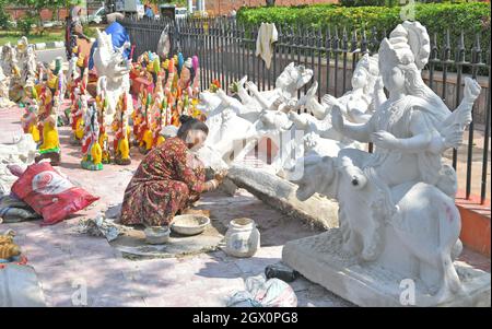 Jaipur, Rajasthan, Indien, 3. Oktober 2021: Ein Künstler bereitet ein Idol der Göttin Durga vor dem Navratri Durga Puja Festival in Beawar vor. Das zehntägige hinduistische Festival Navratri beginnt am 7. Oktober. Kredit: Sumit-Nachrichten-Kredit: Sumit-Nachrichten-Kredit: Sumit-Nachrichten-Kredit Stockfoto