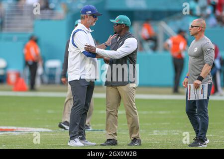 Sonntag, 3. Oktober 2019; Miami Gardens, FL USA; Frank Reich, Cheftrainer der Indianapolis Colts, schüttelt sich nach einem NFL-Spiel im Hard Rock Stadium die Hand mit Brian Flores, dem Trainer der Miami Dolphins. Die Colts schlagen Delfine 27-17. (Kim Hukari/Bild des Sports) Stockfoto