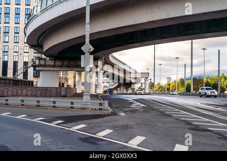 Moskau, Russland - 4. September 2021: Straßenkreuzung an der Leningradsky Prospekt in Moskau. Hochwertige Fotos Stockfoto