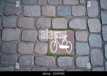 Radweg-Markierung auf einem Radweg am Hamburger Hafen in der Nähe des Fischmarktes Stockfoto