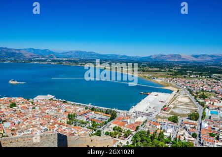 Luftpanorama der Stadt Nauplio von der venezianischen Festung Palamidi, Argolida, Peloponnes, Griechenland Stockfoto