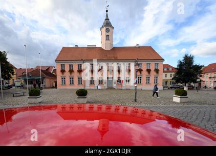 Zehdenick, Deutschland. September 2021. Das Rathaus im Stadtzentrum ist der Sitz der Touristeninformation. Zehdenick liegt etwa 60 Kilometer nördlich von Berlin an der Havel. Quelle: Soeren Stache/dpa-Zentralbild/ZB/dpa/Alamy Live News Stockfoto