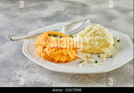 Dazu zweifarbige Kartoffelpüree und Süßkartoffeln servieren Stockfoto