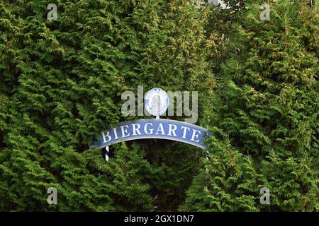 Zehdenick, Deutschland. September 2021. Das Schild 'Biergarten' ist nicht mehr vollständig zwischen Bäumen in der Nähe der Havel sichtbar. Zehdenick liegt etwa 60 Kilometer nördlich von Berlin an der Havel. Quelle: Soeren Stache/dpa-Zentralbild/ZB/dpa/Alamy Live News Stockfoto