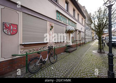 Zehdenick, Deutschland. September 2021. Die Fensterläden im Hotel Klement in der Berliner Straße in der Innenstadt sind heruntergefahren. Quelle: Soeren Stache/dpa-Zentralbild/ZB/dpa/Alamy Live News Stockfoto