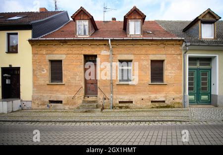 Zehdenick, Deutschland. September 2021. Unrenoviertes Haus in der Chapel Street in der Innenstadt. Quelle: Soeren Stache/dpa-Zentralbild/ZB/dpa/Alamy Live News Stockfoto