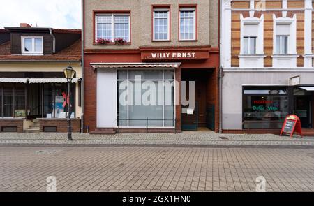 Zehdenick, Deutschland. September 2021. Die Jalousien im Laden Willy Ernst in der Berliner Straße in der Innenstadt sind abgesenkt. Quelle: Soeren Stache/dpa-Zentralbild/ZB/dpa/Alamy Live News Stockfoto