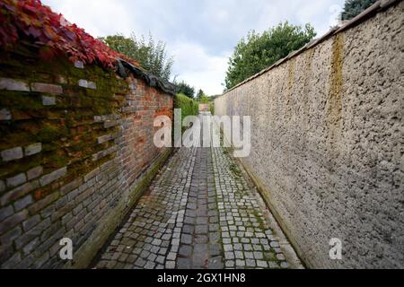 Zehdenick, Deutschland. September 2021. Die Kapellenstraße in der Innenstadt wird am Ende zu einer schmalen Gasse. Quelle: Soeren Sache/dpa-Zentralbild/ZB/dpa/Alamy Live News Stockfoto