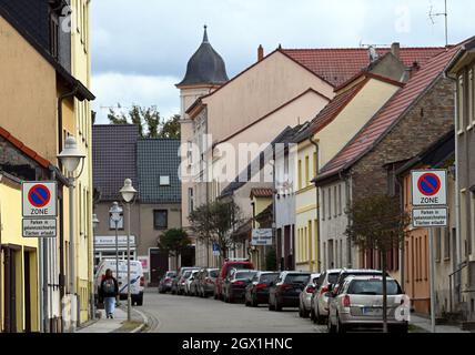 Zehdenick, Deutschland. September 2021. Autos parkten am Rande der Herrenstraße in der Innenstadt. Quelle: Soeren Stache/dpa-Zentralbild/ZB/dpa/Alamy Live News Stockfoto