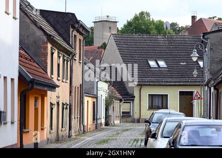 Zehdenick, Deutschland. September 2021. Autos parkten am Rande der Kathagen Street in der Innenstadt. Quelle: Soeren Stache/dpa-Zentralbild/ZB/dpa/Alamy Live News Stockfoto