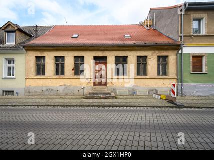 Zehdenick, Deutschland. September 2021. Unrenoviertes Haus in der Chapel Street in der Innenstadt. Quelle: Soeren Stache/dpa-Zentralbild/ZB/dpa/Alamy Live News Stockfoto