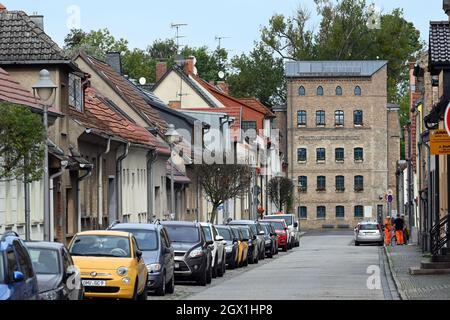 Zehdenick, Deutschland. September 2021. Am Rande der Mühlenstraße in der Innenstadt parken die Autos. Am Ende der Straße befinden sich die Stadtwerke. Quelle: Soeren Stache/dpa-Zentralbild/ZB/dpa/Alamy Live News Stockfoto