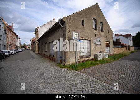 Zehdenick, Deutschland. September 2021. Ein baufälliges Haus mit abgesenkten Fensterläden an der Ecke Hastbrücke und Dammhaststraße im Stadtzentrum. Quelle: Soeren Stache/dpa-Zentralbild/ZB/dpa/Alamy Live News Stockfoto