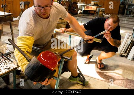 Blasglas Böhmische Kristallglasfabrik Novotny Glashütte Novy Bor Tschechische Republik Stockfoto