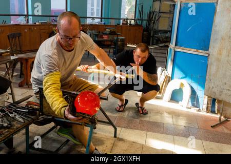 Blasglas Böhmische Kristallfabrik Novotny Glashütte Novy Bor Tschechische Republik Stockfoto