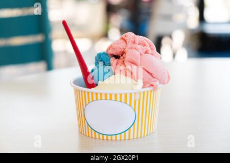 Kugeln, wenn Eis mit verschiedenen Geschmacksrichtungen in Papierbecher. Erfrischender Snack an einem heißen Tag Urlaubskonzept. Selektiver Fokus. Speicherplatz kopieren – Bild Stockfoto