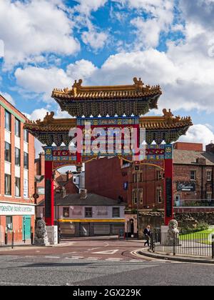 Chinesischer Bogen, der 2004 von Schanghai-Handwerkern am Eingang zu Chinatown in Newcastle upon Tyne, Großbritannien, erbaut wurde. Stockfoto