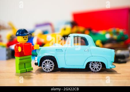 POZNAN, POLEN - 15. Feb 2019: Ein Lego-Spielzeug eines Mannes mit einem Hut, der neben seinem Oldtimer steht Stockfoto