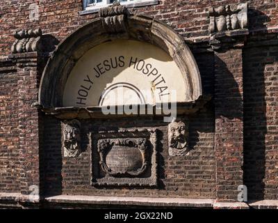 Holy Jesus Hospital aus dem Jahr 1681 und eines von nur zwei Backsteingebäuden aus dem 17. Jahrhundert in Newcastle upon Tyne, Großbritannien Stockfoto