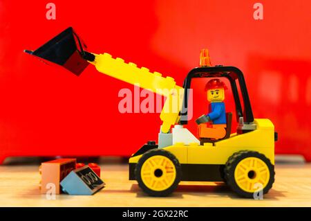 POZNAN, POLEN - 15. Feb 2019: Ein lego Spielzeug eines Bauarbeiters, der Steine mit einem Bagger bewegt Stockfoto