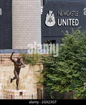 Nahaufnahme des St James Park, Heimat des Fußballclubs Newcastle United mit einer Statue des ehemaligen Spielers Alan Shearer. Stockfoto