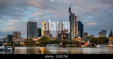 Frankfurt am Main-Panorama-Stadt, die moderne Architektur mit Tradition verbindet Stockfoto