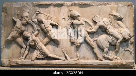 Platten aus dem Amazonas-Fries, Relief aus dem Mausoleum bei Halikarnassos (Halikarnassus oder Mausolusgrab) im British Museum, London, Großbritannien Stockfoto