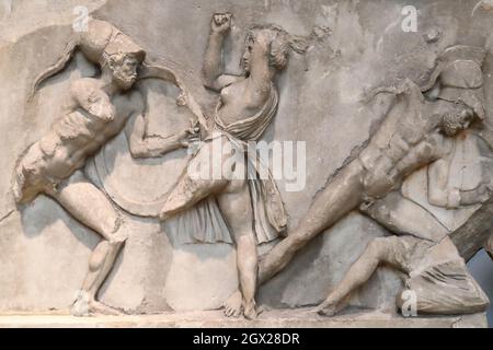 Platten aus dem Amazonas-Fries, Relief aus dem Mausoleum bei Halikarnassos (Halikarnassus oder Mausolusgrab) im British Museum, London, Großbritannien Stockfoto