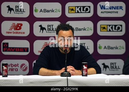 KIEW, UKRAINE - 03. OKTOBER 2021 - Cheftrainer des FC Shakhtar Donetsk Roberto De Zerbi wird während der Pressekonferenz nach dem ukrainischen Premio abgebildet Stockfoto