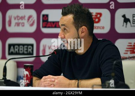 KIEW, UKRAINE - 03. OKTOBER 2021 - Cheftrainer des FC Shakhtar Donetsk Roberto De Zerbi wird während der Pressekonferenz nach dem ukrainischen Premio abgebildet Stockfoto