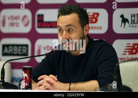 KIEW, UKRAINE - 03. OKTOBER 2021 - Cheftrainer des FC Shakhtar Donetsk Roberto De Zerbi wird während der Pressekonferenz nach dem ukrainischen Premio abgebildet Stockfoto