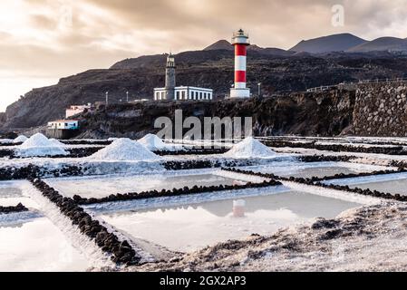 Salzgewinnung und Leuchtturm in salinas von Fuencaliente, La Palma, Kanarische Inseln. Stockfoto