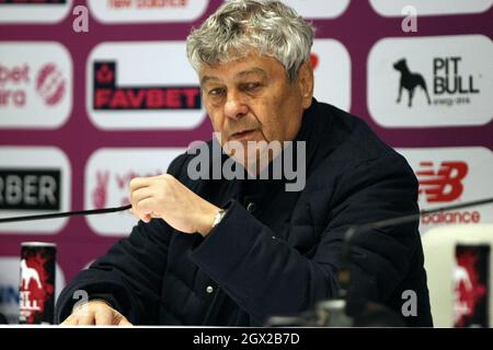 KIEW, UKRAINE - 03. OKTOBER 2021 - Cheftrainer des FC Dynamo Kiew Mircea Lucescu wird während der Pressekonferenz nach dem ukrainischen Premier LEAG abgebildet Stockfoto