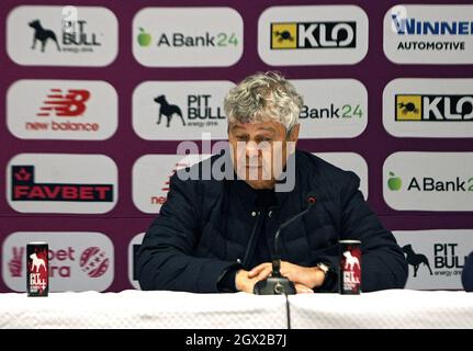 KIEW, UKRAINE - 03. OKTOBER 2021 - Cheftrainer des FC Dynamo Kiew Mircea Lucescu wird während der Pressekonferenz nach dem ukrainischen Premier LEAG abgebildet Stockfoto