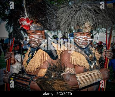 Zwei Krieger aus dem Hochland von Papua-Neuguinea posieren kurz vor Beginn ihrer Aufführung bei einer kulturellen Veranstaltung in Cairns, Queensland in Australien. Stockfoto