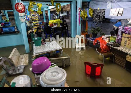 Nonthaburi, Thailand. Oktober 2021. Ein Blick auf ein überflutetes Lager nach einem starken Sturm. Thailand ist aufgrund der starken Regenfälle, der Gezeitenwelle und der Wasserabflüsse vom Chao Phraya-Staudamm nach dem Sturm von Dianmu im Land mit einer Sturmflut konfrontiert. Viele Bewohner sind jedes Jahr mit Überschwemmungen konfrontiert, aber in diesem Jahr stieg der Wasserstand sofort an und verursachte mehr Schäden als üblich. (Foto: Phobthum Yingpaiboonsuk/SOPA I/Sipa USA) Quelle: SIPA USA/Alamy Live News Stockfoto